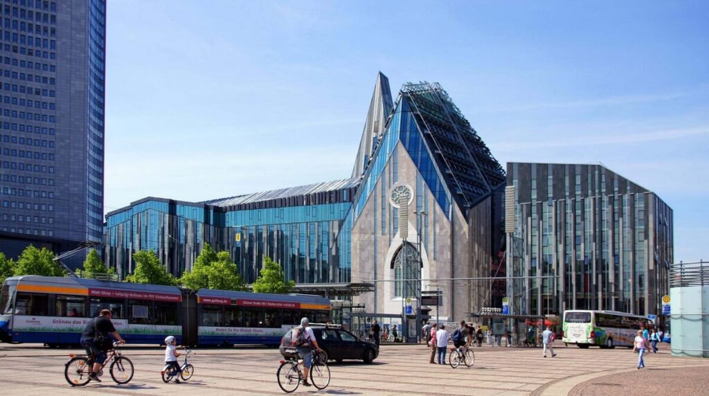 Der Augustusplatz in der Leipziger Innenstadt mit der Universitätskirche