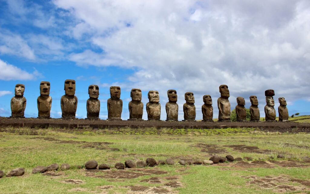 In Lateinamerika erwartet dich sehr viel Kultur: So wie die Moai auf der Osterinsel in Chile