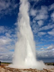 Der Geysir Strokkur schießt 25–35 Meter hohe Wasserfontänen gen Himmel