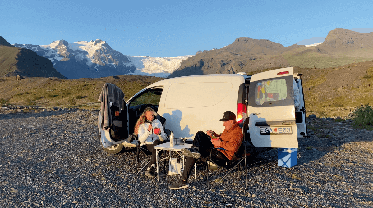 Mit Camping kannst du in deinem Island Urlaub Geld sparen
